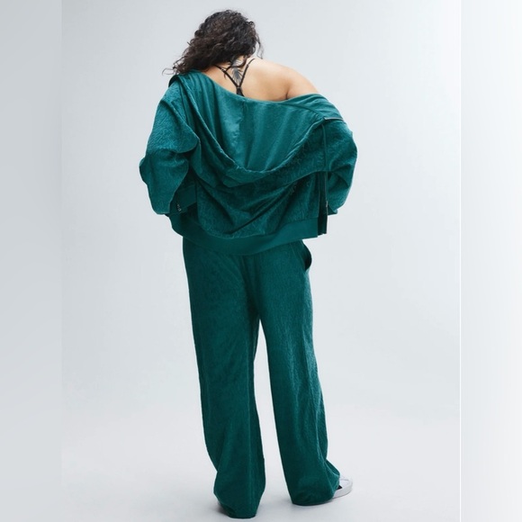 Savage X Fenty SIGNATURE SCRIPT VELOUR PINTUCK
PANT - Picture 3 of 10